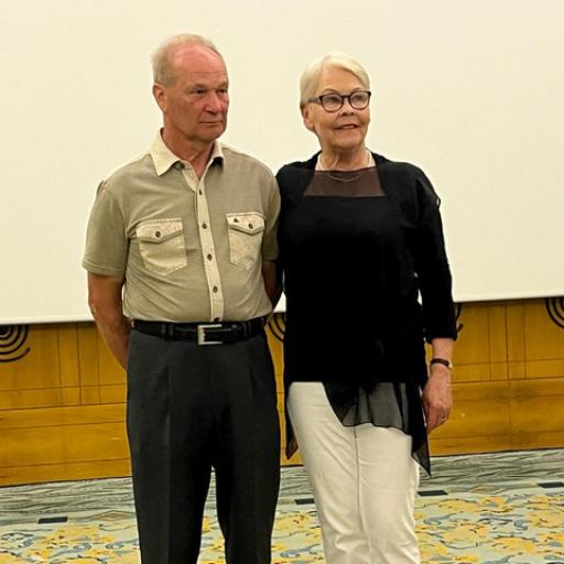 Kimmo Marjamäki (YG) ja Hannele Björklund (KanG) eivät ole maansa  myyneet, vaan juuri vastaanottaneet ensimmäisen viikon mestaruuspalkintoina Jukka Paakin kirjan Eljas Erkko - golfminister.