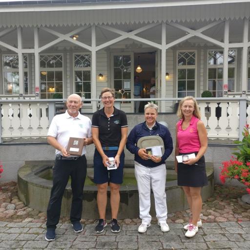 Kilpailun johtajana toiminut Aura Golfin Risto Mäkinen seurassaan naisten parhaat, vasemmalta Virpi Haataja, Anna Maria Lehtonen ja Johanna Mustjoki-Purhonen.