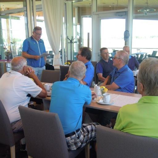 Toisena M70-joukkueen kapteenina toimiva Kari Hiukka selosti senioreille Tapiola Golfin avarissa tiloissa Portugalin matka- ja kisaohjelmaa.