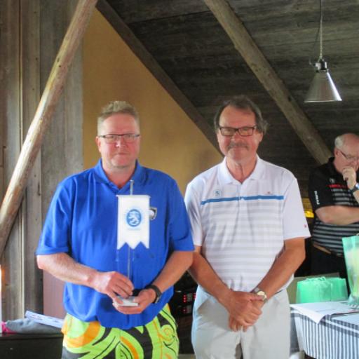 30 vuotta täyttävän Loimijoki Golfin kapteeni Petri Prusila on vastaanottanut Suomen Golfseniorien viirin yhdistyksen puheenjohtajalta Heikki Hallarannalta.