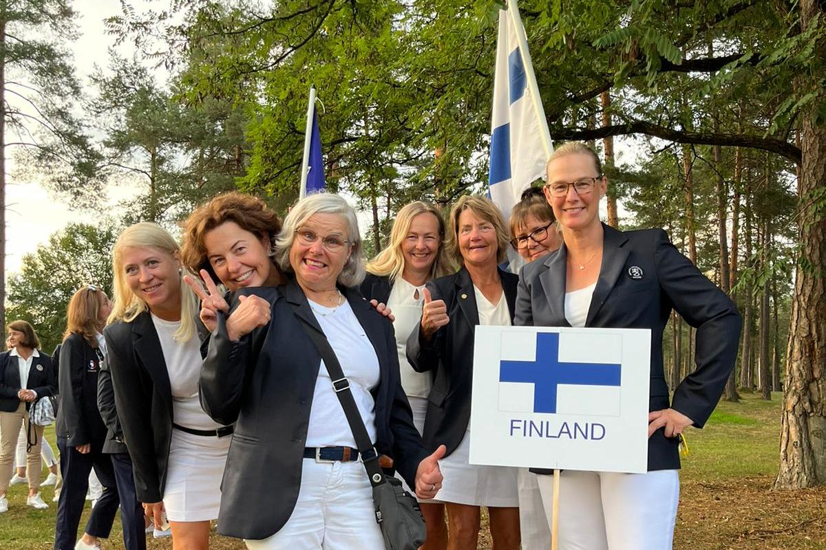 Suomen naiset EGAn EM-joukkuekisojen avajaisissa Golf Arboretumissa 2022