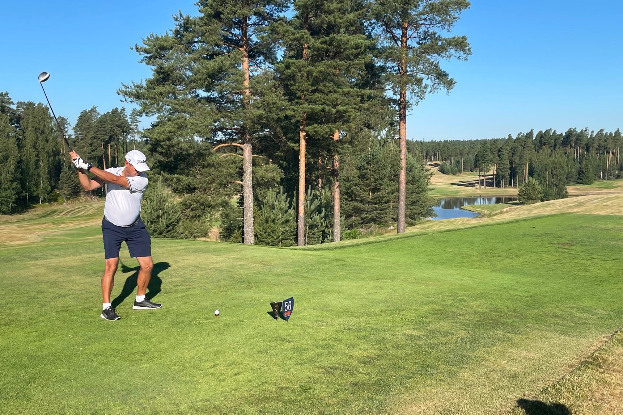 Kilpailun avauslyöntiä lyömässä Nurmijärvi Golfin Anssi Mäki-Kahma