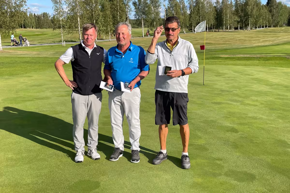 Mitalikolmikko Jukka Pajunen (hopea), Ari Vauhkonen (kulta) ja Veijo Suomela (pronssi)