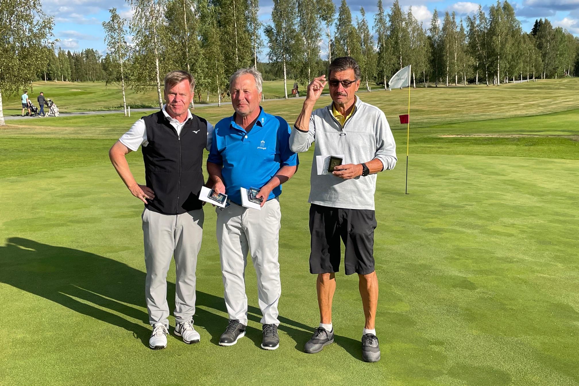 Mitalikolmikko Jukka Pajunen (hopea), Ari Vauhkonen (kulta) ja Veijo Suomela (pronssi)