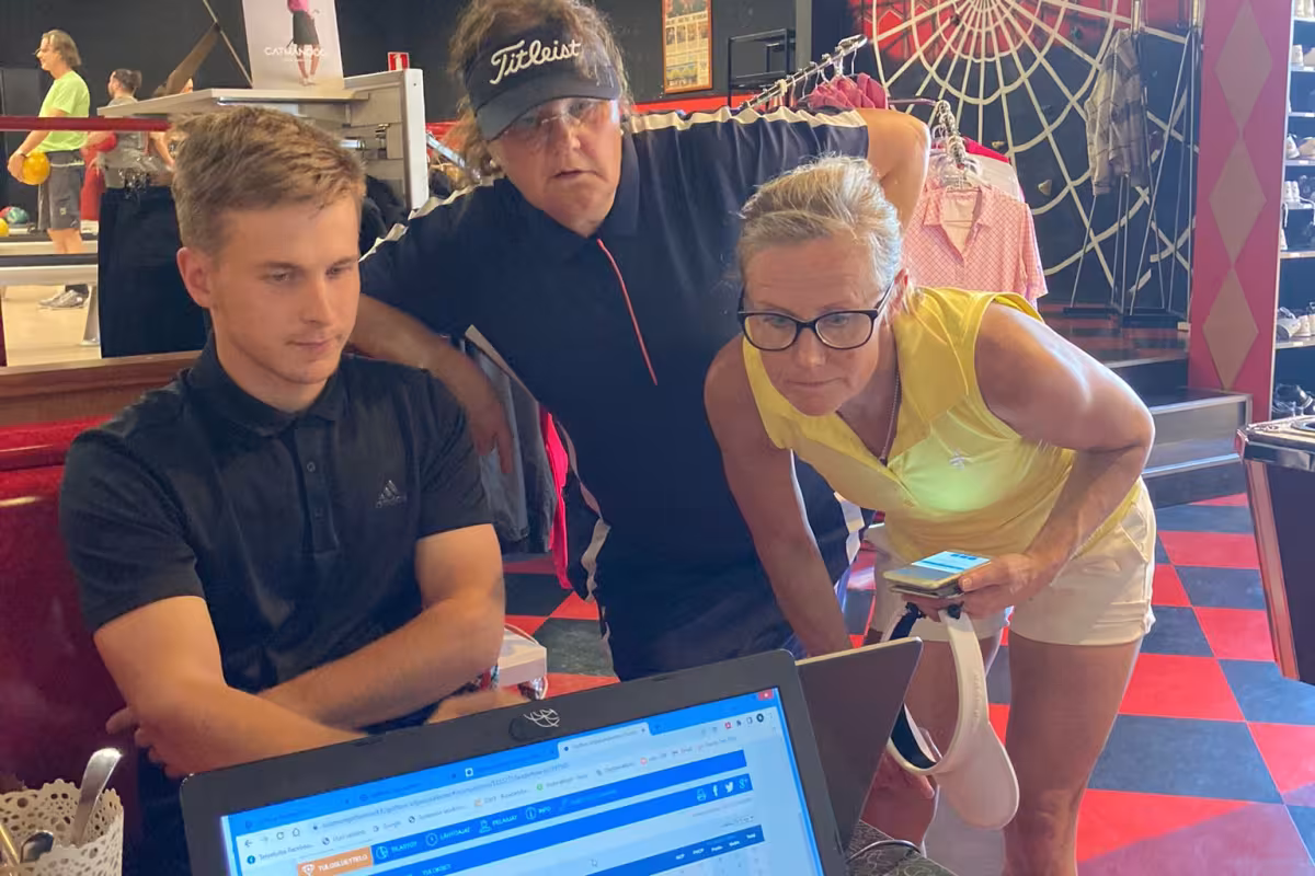 Caddiemaster Tino Laitinen tarkastaa N50 ryhmän tuloksia Tuija Nuutisen, EeG ja Nina Variksen, Tarina Golf kanssa.