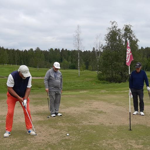 Kuvassa Jouni Palmgren (Meri-Teijo Golf) puttaa ja Timo Ahvenainen (Hiekkaharju Golf) ja Jens Olsen (Nordcenter Golf & Country Club) seuraavat uppoaako.