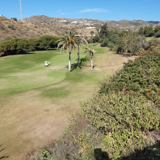 Añoretta Golf klubin terassilta aukeaa ienot maisemat 13. reiän yli.