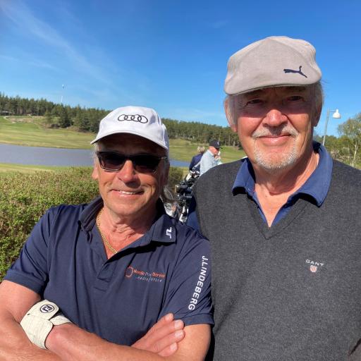  Alpo Pakarinen ja Göran Hongell nauttivat kevätsäästä ja pelaamisesta.