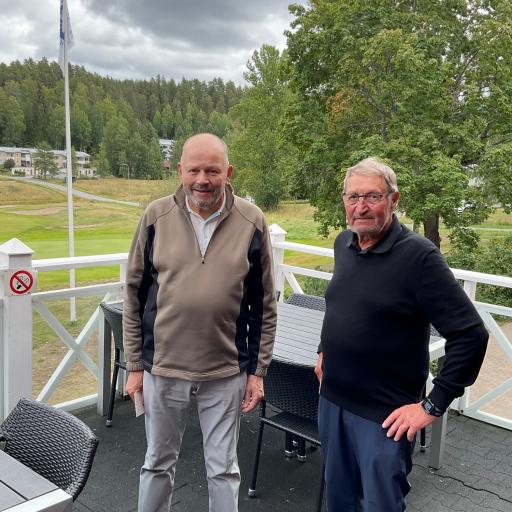 Finaali M75: Vasemmalla sarjan M75 kakkonen Raimo Ylivakeri (Kankaisten Golf) ja oikealla voittaja Asser Rissanen (Pirkkala).