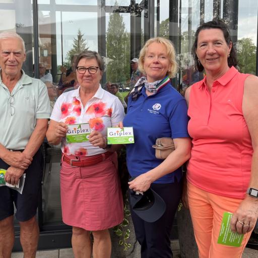  Griplex hanska lähimmäs lippua Aila Jukarainen (2. vas) ja joukkue