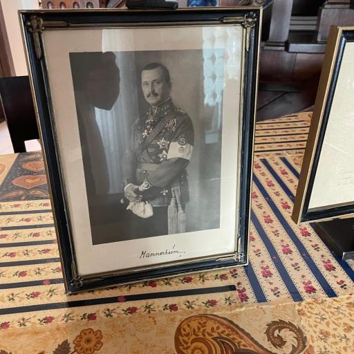 Marskin kuva hänen lahjoittaman flyygelin päällä Bela Vista hotellissa
