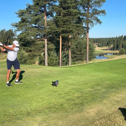 Kilpailun avauslyöntiä lyömässä Nurmijärvi Golfin Anssi Mäki-Kahma.