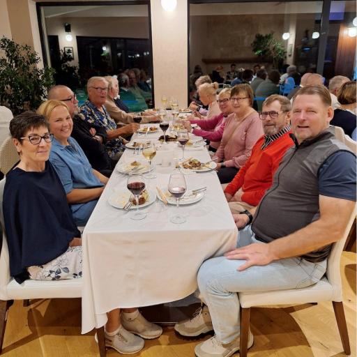 Illallinen klubilla Lähinnä kaneraa vasemmalla Elina Myöhänen, Jonna Patrikka, Juha Pirinen ja Markku Karppinen, oikealla Keijo Myllymäki, Antero Ullakko ja Leena Kallio.