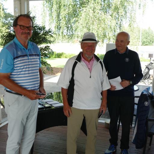 Heikki Hallaranta (SGS), Voittaja Matti Saresvirta (Nakkila Golf) ja Kristian Toivio (SGS)
