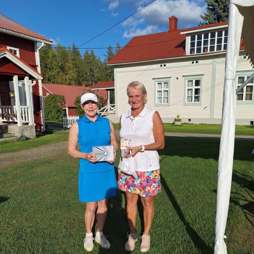  N65 palkitut Sinikka Hiidenmaa ja Marjatta Arponen.