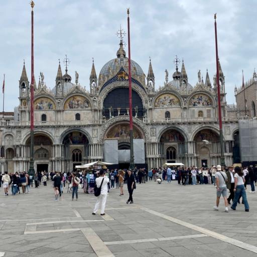 Venetsiassa Markuksen aukiolla