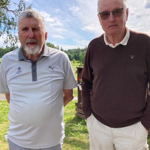 Kun golf on tärkeä harrastus, pitkä matka kilpailuun ei ole este. Kilpailjat Muurame Golfista: Jorma Virenius (vasemmalla) ja Simo Nevasalo.