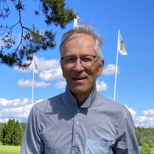 Pentti Kiiskinen Oulun Golfkerhosta matkasi yöjunalla Tikkurilaan, pelasi kilpailukierroksen golfia ja matkasi iltapäivällä junalla takaisin Ouluun. Pikaluistelijan motivaatio on vahva. Pentillä on hallussaan 70- ja 75- vuotiaiden pikaluistelun maailmanennätykset sekä 500 että 1000 metriltä.