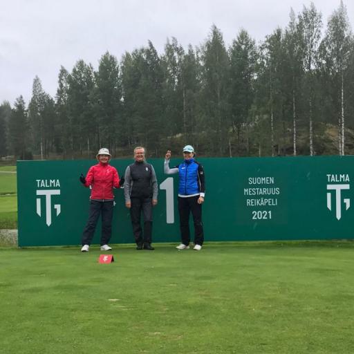 Finaalin käynnistänyt Golf Talman Kirsi Rastas Minnan ja Gittan välissä.