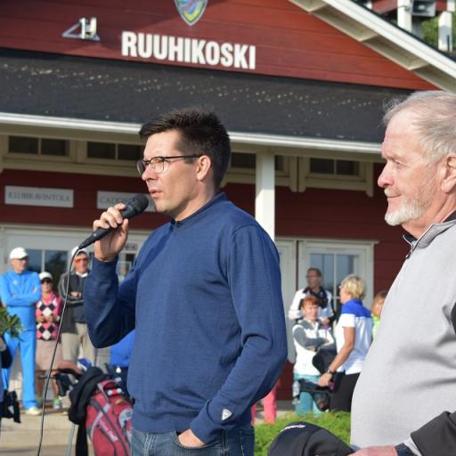 Tj. Jyri Sarvikkaan tervetulotoivotusta kuuntelee mm. etualalla kilpailun johtaja Antti Lammi.