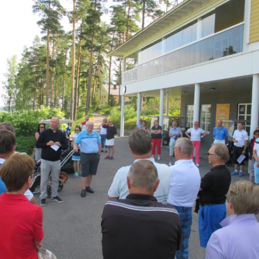 HillSiden toimitusjohtaja Juha Tuukkanen ja SGS:n Paavo Reunanen ovat toivottaneet vieraat tervetulleiksi ja kilpailu voi alkaa.