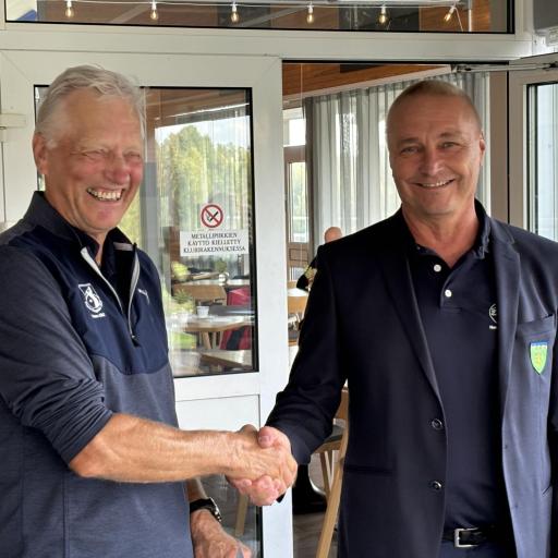 SGS:n puheenjohtaja Jouko Latvakangas kiittää Nurmijärvi Golfin Kari Piippoa loistavasti järjestetyistä kilpailuista. 