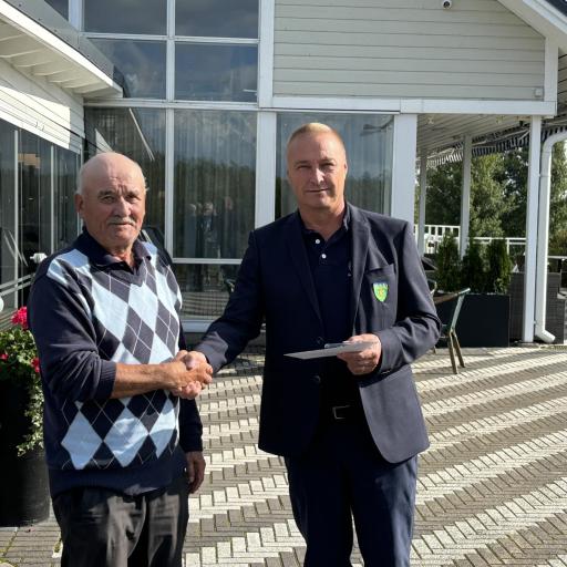 Matti Mäkivirta saa kultamitalin Kari Piippolta.