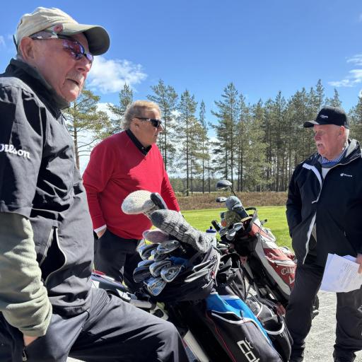 Startteri, Alastaro golfin kapteeni Heikki Virtamäki (oik.) ohjeistamassa pelaajia.