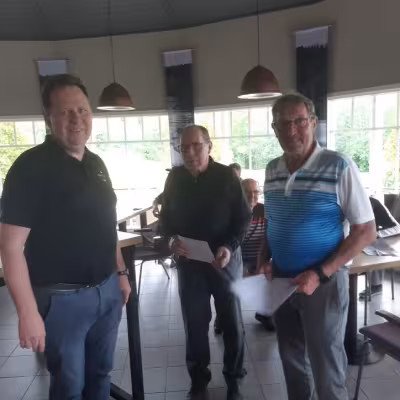 Sarjan M70 voittaja Vierumäen Erkki Hoskari, keskellä. Vasemmalla Kanavagolfin tj Jyrki Jalli ja oikealla Hämeen aluekoordinattori Pirkkalan Asser Rissanen.