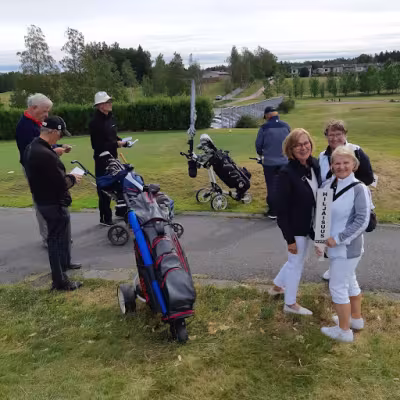 Naiset laittavat miehiä matkaan Ringside Golfissa