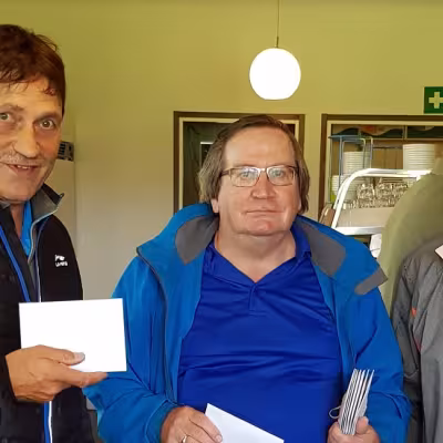 Kaakkois-Suomen M65 voittaja Kyösti Ollikainen, Golf Porrassalmi(vas)