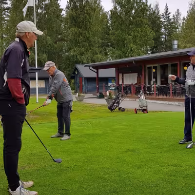 Lähtötunnelmissa Matti Tiainen, MG, Ossi Sorjonen, IG ja Yrjö Pursiainen, VG