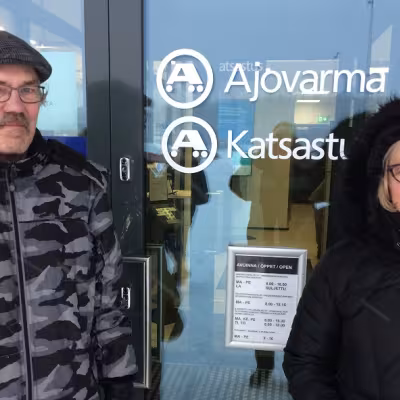 Ajovarman Espoon Hannuksenpelto -toimiston ovella liikenneopettaja Veikko Karkulehto ja tutkintoesimies Kirsi Tiainen