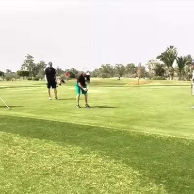 Antti Reponen puttaa pitkävartisella Panoraman päätösreiällä. Kalevi Kaukua, Rolf Sjöberg ja Ole Johansson tarkkailevat.