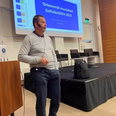 Timo Huvinen avaamassa sääntöjen osuutta Talvipäivillä Vierumäellä 