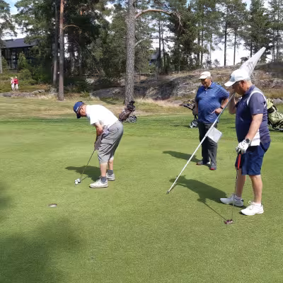 Reiällä 18 tehtiin 2 birdietä, kun Olli Rousi, PGC (oik) teki ensin omansa ja sen jälkeen JG:n Ilkka Ilmavirta puttasi myös omansa sisään. Todistamassa LGV:n Jorma Junttila.