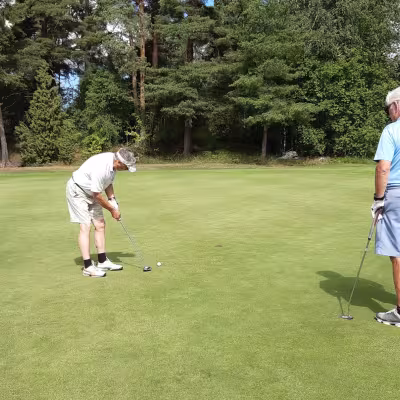 Alpo Turunen (SaG) puttaamassa, Heimo Mäkinen (HyG) odottaa vuoroaan, Zachris Nuorivaara (Master) pitää lippua).