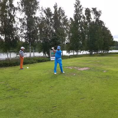 Reijo Talja (HyG) avaamassa ja Tawastin Lauri Lindberg odottelee vuoroaan.
