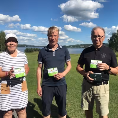 Lähimmäs lipppua kisat voittanut Matti Tervonen (oikealla) ja pelikaverinsa Marja-Leena Kärkkäinen ja Jukka Rämö.