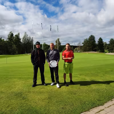Keskellä voittaja Mika Piltz, oikealla hopeamitalisti Niko Helin ja vasemmalla neljäs Samuli Yliperttula. Kolmanneksi tullut Matti Moilanen oli jo ehtinyt lähteä kuvaa otettaessa.
