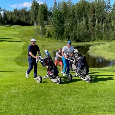 Ryhmä Janne Ouni, Pauli Järvinen ja Jari Peltonen saapumassa viimeiselle greenille