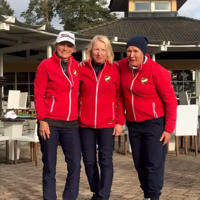 HIFK:n pronssinaiset Tuija Kohonen, Eeva Määttänen ja Hanna Teerijoki. Vain lauantaina pelannut Lotta Andersson puuttuu kuvasta.