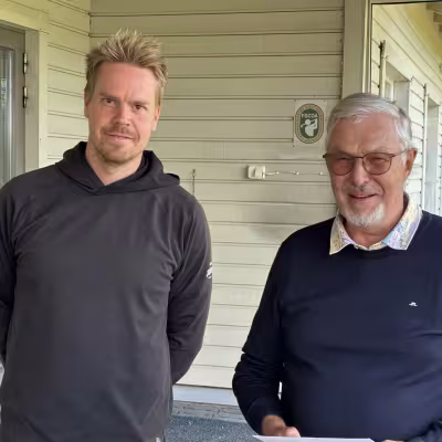 M75 voittaja Pekka Laine. Palkinnot jakoi Tuomas Salminen