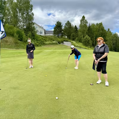 Viimeisen greenin kallistuksia mittaamassa