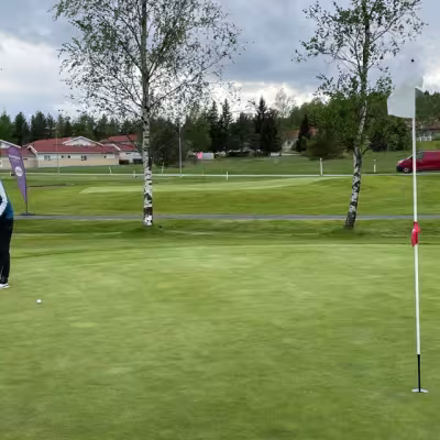 Kopsu puttaamassa ratkaisevaa puttia 18. väylän greenillä.