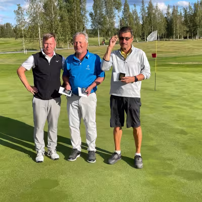 Mitalikolmikko Jukka Pajunen (hopea), Ari Vauhkonen (kulta) ja Veijo Suomela (pronssi)