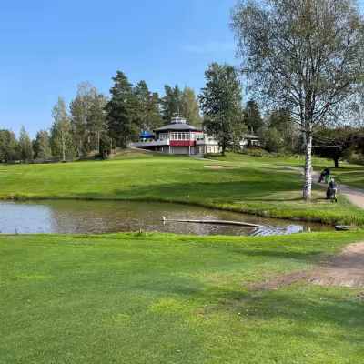 Näkymä Nevaksen Karppi-kentän 9. reiän haastavasta lähestymisestä greenille