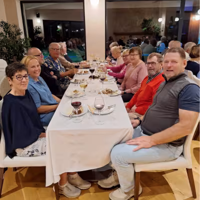 Illallinen klubilla Lähinnä kaneraa vasemmalla Elina Myöhänen, Jonna Patrikka, Juha Pirinen ja Markku Karppinen, oikealla Keijo Myllymäki, Antero Ullakko ja Leena Kallio.