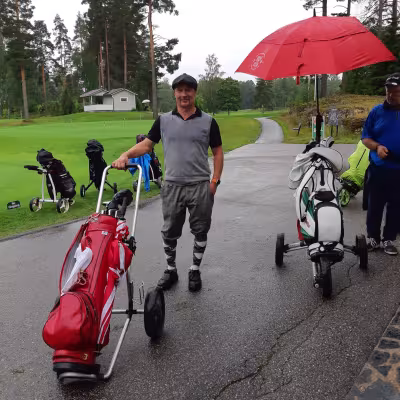 Sateesta huolimatta tyylikäs herrasmiesgolfari Jukka Mujunen, Lahden Golf, M50.
