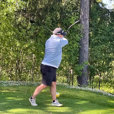  Jussi Lehtinen tykittämässä 10. väylälle.